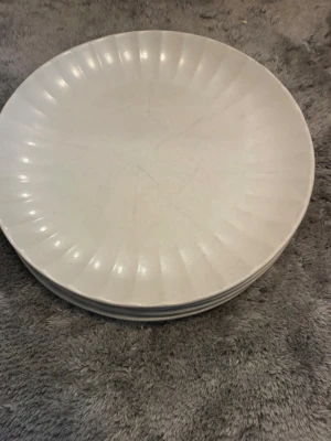 4st tallrikar  - Säljer 4 mattallrikar från Åhléns. Stilren design som passar de flesta dukningar. Begagnade i fint skick med normala ytliga bruksspår från bestick, inga nagg eller sprickor. Säljs endast som set (4 st).    Funkar både i mikrovågsugn och i diskmaskin