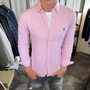 Rosa Slim fit skjorta - Mycket fint skick, inga defekter. Nypris ca 2000kr. Passar dig som är 170-180cm ungefär. Modellen är 185 cm, 75 kg, sitter för tight. Alltid billigare pris vid köp av flera varor‼️🙌Svarar alltid på frågor eller funderingar! 