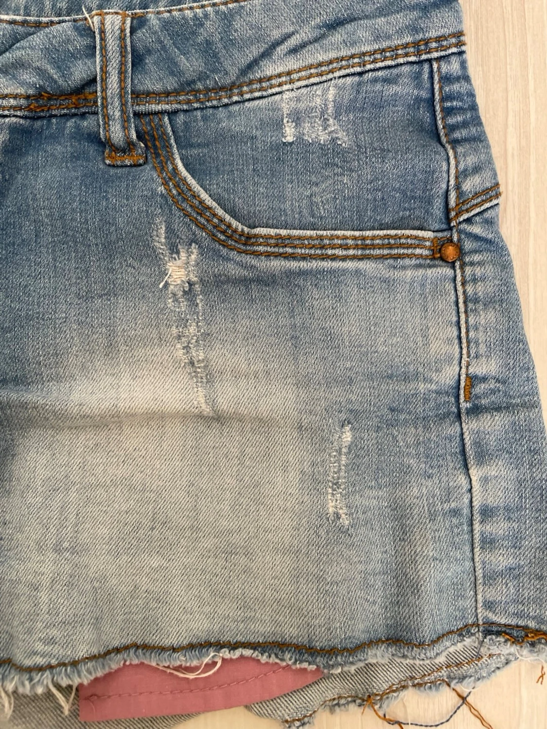 Ljusa slitna jeansshorts - 4