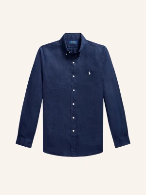 Mörkblå linneskjorta från Polo Ralph Lauren - Klassisk mörkblå skjorta i linne från Polo Ralph Lauren med button-down krage och vita knappar. Skjortan har lång ärm och den ikoniska broderade loggan på bröstet. Perfekt för en stilren och avslappnad look.