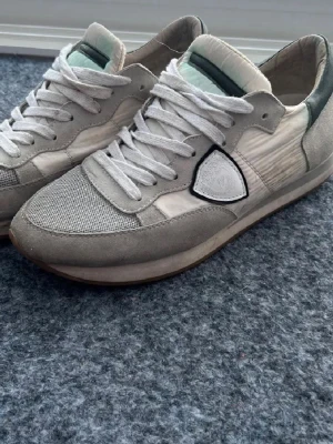 Philippe Model  - Snygga sneakers från Philippe Model i vitt och ljusgrått med detaljer | de är bra skick sitter bra på foten och de är sköna | 🙌