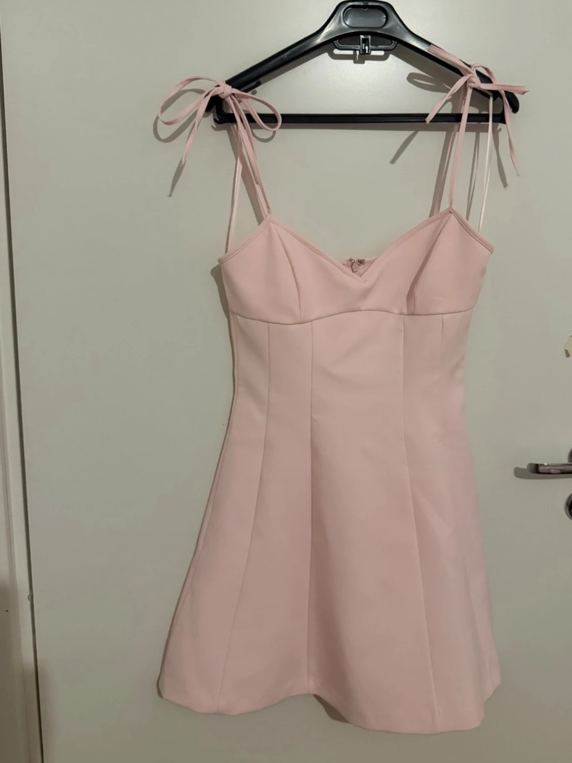 Ljusrosa kort klänning med knytband - 1