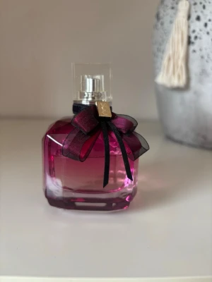 Ysl Mon Paris Intensement Eau De Parfum - Yves Saint Laurent Mon Paris Intensement Eau De Parfum. Ca 30ml kvar i flaskan. 