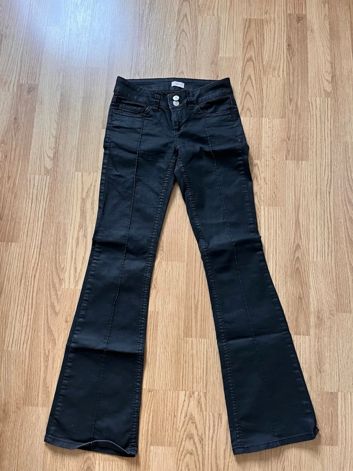 Svarta bootcut jeans med hög midja - 1