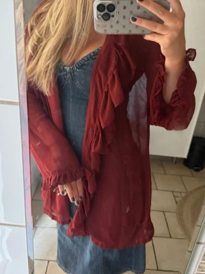 Kimono-blus med volanger - Vinröd, transparent blus med långa ärmar och volangdetaljer längs framkanten och ärmsluten🍓
