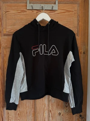 Svart och grå hoodie från FILA - Snygg svart hoodie från FILA i storlek s