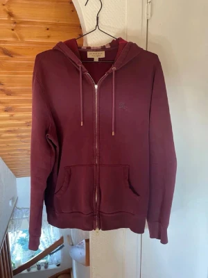Burberry zip hoodie - Sjukt fet burberry hoodie | Storlek M | Nypris 5999kr + Mitt pris 2499kr | Hör av dig vid frågor ! Liten i storlek sitter som en M!