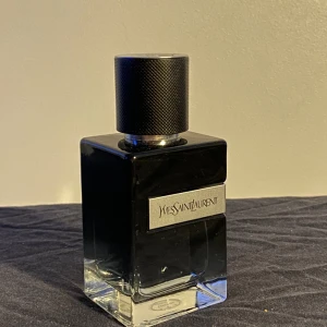 Ysl Y edp 60ml - Säljer nu Ysl Y EDP med ca 20ml av 60ml kvar! Doften håller flera dagar på klädesplagg och är definitivt en doft som lockar. Parfymen kommer såklart med original boxen!   Pris kan diskuteras vid snabbaffär!