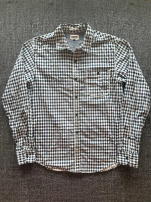Hilfiger denim skjorta ~ vintage  - Sjukt eftertraktad Hilfiger denim skjorta ~ vintage modell med sjukt snygga detaljer | st M | färg marinblå och vit | använd men i fint skick | klassisk passform | sällsynt 2000’s modell | OBS kan gå ner lite i pris vid snabb affär! 🏄