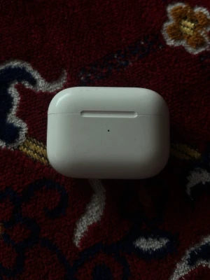 AirPods Pro 2 - Feta AirPods Pro 2 i bra skick, fungerar dåligt när man är offline men utmärkt om man är online, med wifi eller data alltså. Den har rätt många repor men inget dåligt o inget repa på hörlurarna. Väldigt bra batteri som kan räka hela dagen, kanske nästa dag också men glöm aldrig o ladda!                                        Kan bara ta kontanter o mötas, Stockholm!