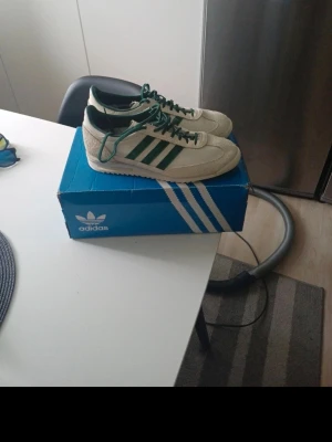 Adidas Originals SL/RS 72  - Ett par snygga retrosneakers med modern look och känsla använda max 3ggr. Nypriset var 1349  när jag köpte dem förra året på Adidas hemsida. 