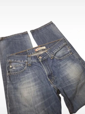Levi’s 506 standard - Ett par extremt snygga Levi's jeans med snygga fades! Detta är ett par 506, med en straight passform och en gnutta bootcut. Storleken är 32/30. Kom gärna med frågor! 