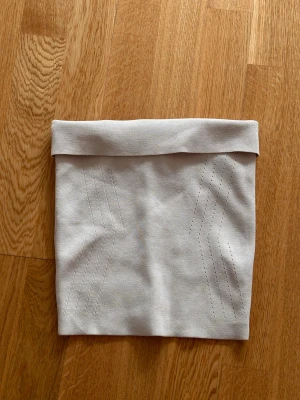 Beige tubtopp - En enkel och stilren beige tubtopp i mjukt bomullsmaterial. 