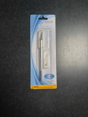 Skallpell med 5 extra blad - Säljer en silverfärgad skallpell från Horizon med 5 extra blad. Perfekt för att ta bort förhårdnader på foten. Handtaget är i metall och ger bra grepp.