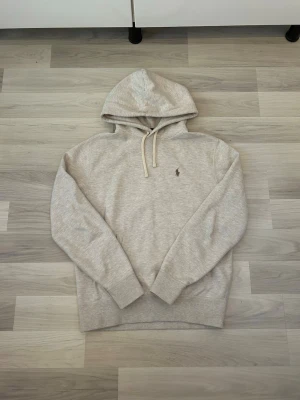 Ralph Lauren hoodie - Beige Ralph Lauren hoodie | Skick - 9,5/10 | knappt använd | Storlek - S men passar även XS | Äkta | Nypris - 2200kr | Hör av er vid frågor eller funderingar 🙌