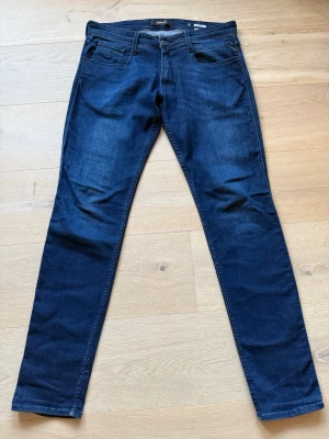Replay Anbass jeans  - 34/34 jeans i mycket bra skick. Har knappt använt dom, lite små på mig. Snygga mörkblå slim fit jeans med klassisk femficksdesign och smal passform. Jeansen har en lätt tvättad look och raka ben. Perfekta för en trendig och uppklädd eller avslappnad stil. 