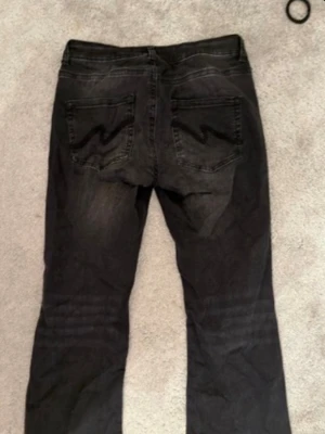 Svarta slitna jeans med hål på knäna - Säljer ett par svarta jeans ifrån Nelly, jeansen finns inte kvar på hemsidan då dem köpter för runt 1 år sedan, jeansen är till salu då dem aldrig kom till användning förutom vid 1 tillfälle. Snygga och sköna jeans som passar till allt. Storleken är L/40 och dem köptes för 700 men tänker att jag säljer dem runt 300 då jag vill göra plats 