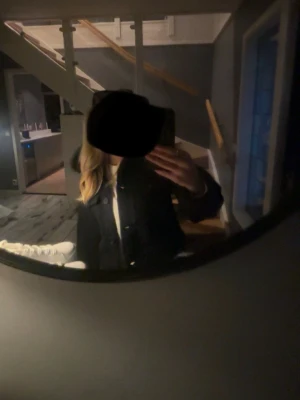 Svart teddyjacka med huva - Mysig mörkbrun teddyjacka med fluffig huva och två stora bröstfickor. Jackan har knäppning framtill och är tillverkad i ett mjukt, lurvigt material som håller dig varm. Perfekt för kalla dagar och ger en trendig look.