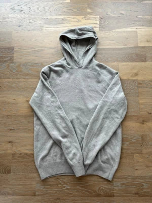Beige hoodie från Oscar Jacobson - Snygg beige hoodie från Oscar Jacobson i mjukt stickat material. Priset är diskuterbart.