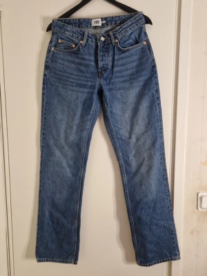 Mörkblåa icon jeans - Märkblåa jeans i modellen icon i storlek S Midjemått 78cm & innerbenslängd 84cm. Färgen "mid wash"