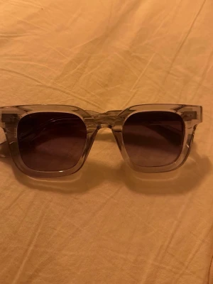 CHIMI Core 04 solglasögon😍 - CHIMI Core 04 solglasögon i transparent grå. Snygg modell och i fint skick😍😍.