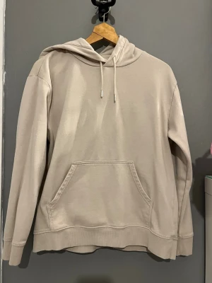 Beige hoodie - Säljer en beige hoodie med ficka på magen. Jätteskönt och mjukt material. Vanlig storlek, inte större eller mindre. Knappt använd. Pris kan diskuteras! Bara å skriva om fler bilder eller mått önskas!