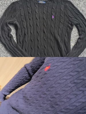 Äkta*Två stickade tröjor från Ralph Lauren  - Kabelstickad tröja i mörkblått från Polo Ralph Lauren med rund halsringning och broderad logotyp i rött på bröstet. Tröjan har långa ärmar och ribbade muddar vid ärmslut och nederkant. Klassisk och tidlös design i mjukt material.