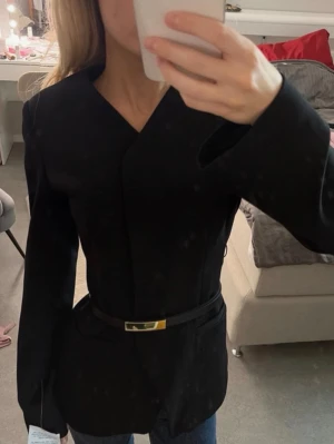 Kavaj med bälte  - Elegant figursydd kavaj med bälte i midjan, helt oanvänd med lapp kvar