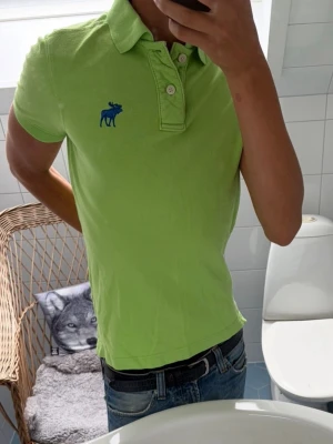 Abercrombie & Fitch Piké ~ Vintage - Vintage Abercrombie & Fitch Piké | Storlek: S | Passform: Slim Fit | Färg: Ljus Grön | 100% Cotton | Skick: 9/10 Inga Defekter | Pris ej hugget i sten!