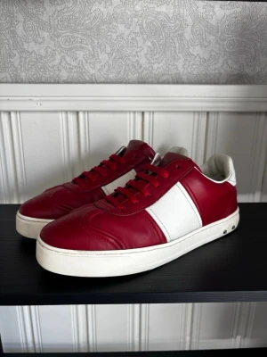 Valentino Flycrew Skor - Röda Valentino Flycrew Skor! - Storlek 39,5 - Skick 9/10 - Hör av dig vid minsta fundering!