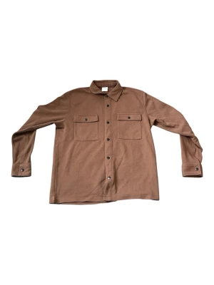 Brun overshirt med fickor från Selected Homme - Stilren brun overshirt med klassisk krage och två bröstfickor med knappar. Rak passform och skitsnygg att bygga lager med. Storlek L men kan även passa M. Väldigt fint skick. Nypris runt 800kr