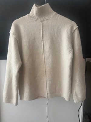 Stickad polo tröja HM - jättefin tröja, använd fåtal gånger🤍