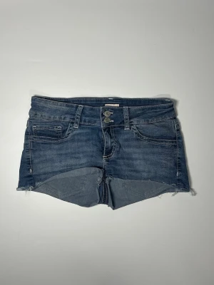 Lågmidjade jeansshorta - 👕 Plagg: Jeansshorts                                                          📏 Storlek: Midjemått 37 cm                                                                                                            ✨ Skick: Fint skick                                                        💬 Vid frågor är det bara att skriva!                                                                                          🛍️ Gramenti