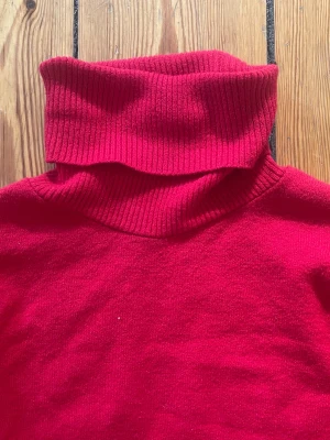 Röd stickad polotröja  - En röd stickad polotröja med ribbad hög krage och långa ärmar 🫶