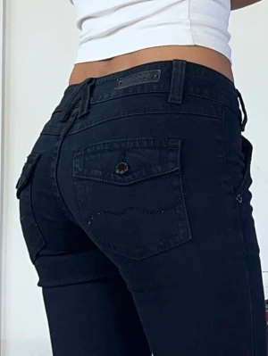 Lågmidjade jeans - Midjemått 76cm (34cm rakt över)❣️ innerbenslängd 87cm❣️ stretchiga❣️ Obs- uppsydda.❣️ Jag är 165