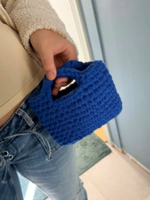 Mini virkad väska blå - Så häftig färg 💙Får plats med min mobil i iphone 17 pro, men inte så mycket större mobiler än så
