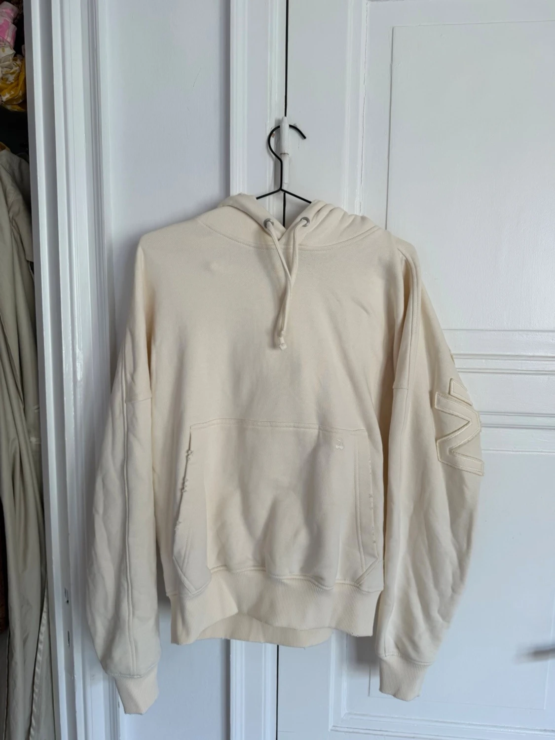 Nude projects - vit hoodie med ficka och huva