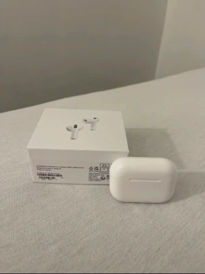 Vita trådlösa in-ear hörlurar - Säljer ett par stilrena vita trådlösa in-ear hörlurar med laddningsetui. Hörlurarna har en kompakt och modern design med silikonproppar för bra passform. Perfekta för musik, poddar och samtal på språng. Laddningsfodralet är smidigt att ta med överallt.