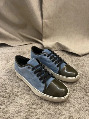 Lanvin cap toe DBB1 - Storlek: UK 8 (42-43) Skick: 9/10 Medföljer: box och extra dustbag 100% äkta (garanterad) Frågor eller funderingar tveka inte på att höra av dig!