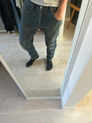 Blå jeans med cool tvätt! - Säljer ett par blå baggy jeans med låg gren och smalare ben. Klassisk femficksmodell i mjukt denimtyg. Perfekta för en avslappnad och trendig stil. Passar dig som gillar loose fit och streetwear-vibe.