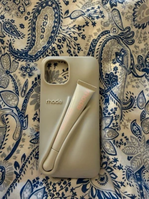 Rhode mobilskal - Snyggt grått mobilskal från rhode med hållare för läppglans på baksidan. Skalet är för iphone 14💗