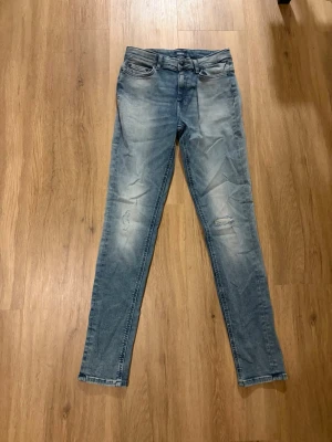 Only slitna slim jeans - Säljer ett par feta ljusblå skinny jeans med diskreta slitningar på låren och knäna. De är använda ett par gånger bara, tillagda slitna för vintage look, storlek passar w28-30 men är 170 stl 