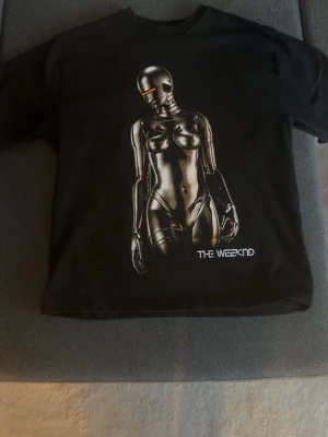 Svart The Weeknd t-shirt  - Säljer en svart t-shirt som är köpt på The Weeknd konserten. Den är storlek S och har en oversisied fit. Endast använd en gång. Priset kan diskuteras💕