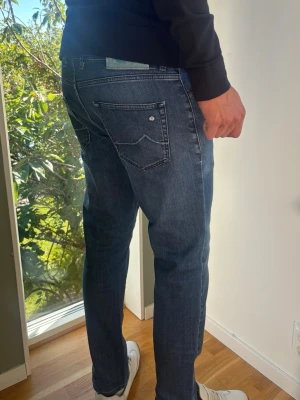 Jacob Cohën Limited Edition Jeans W33 - Jacob Cohën, Style 620 Limited Edition. Hantverks kvalitet från Italien. Unika detaljer. Mjuk och stretchig denim (98% bomull, 2% elastan). Grade B condition. Denim i toppskick men patch lite skadad. Storlek 33. Mått [platt]: (Jämför med en byxa som du gillar) A: Midja: 42,5 cm B: Längd: 97 cm C: Benslut: 17 cm D: Lår: 25 cm Modellen i bilden har fått dra ner jeansen i syfte att visa passform och är 189. Passar om du är ca 180-185 cm. Tveka inte att höra av dig vid funderingar. Skickas snabbt!