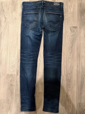 Replay Ronas Slim Jeans Mörkblå W31/L34 - Slim Fit - Pris kan förhandlas vid en snabb affär!💛 Ett par Replay Ronas slim mörkblå jeans i stretchig denim med slim fit passform som sitter snyggt och bekvämt och funkar till allt, storlek W31/L34, midja 42,5 cm, ytterbenslängd 109,5 cm, benöppning 15 cm, modellen är 185cm & väger 65kg, i fint skick.