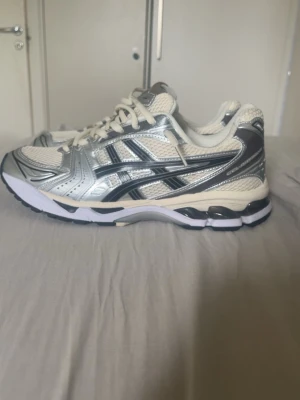 Asics gel kayano 14 - Säljer dessa Asics gel kayano 14 cream black, eftersom att storleken var för liten ska ha 43 men dem är 42,5 helt nya. Försökte använde dem men dem passar inte. Så passa på o köp nu när dem är trendiga passar me allt o kmr garanterat ge dog massa komplimanger skriv för frågor.