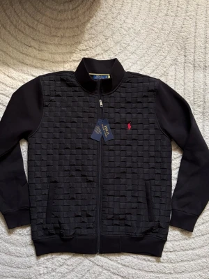 Ralph Lauren Jacka - Säljer en snygg, och helt oanvänd cardigan från Ralph Lauren. Jackan är helt oanvänd. Den kom aldrig till någon användning därmed säljer jag den!