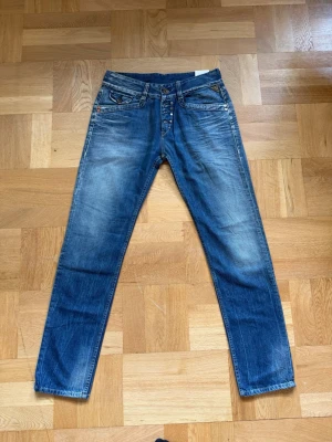 Blå jeans från Replay - Blå jeans från Replay storlek 29 med passformen ambass. Hör av dig kring minsta fundering!