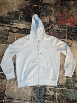 Ny Ralph Lauren Zip Tröja  - Helt Ny Ralph Lauren Zip Tröja. I en väldigt fin baby blue färg!                                           