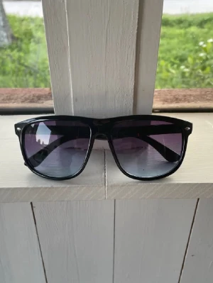Liknade Rayban boyfriend solglasögon  - Säljer ett par snygga solglasögon som är extremt lik rayban boyfriend. Priset kan diskuteras!